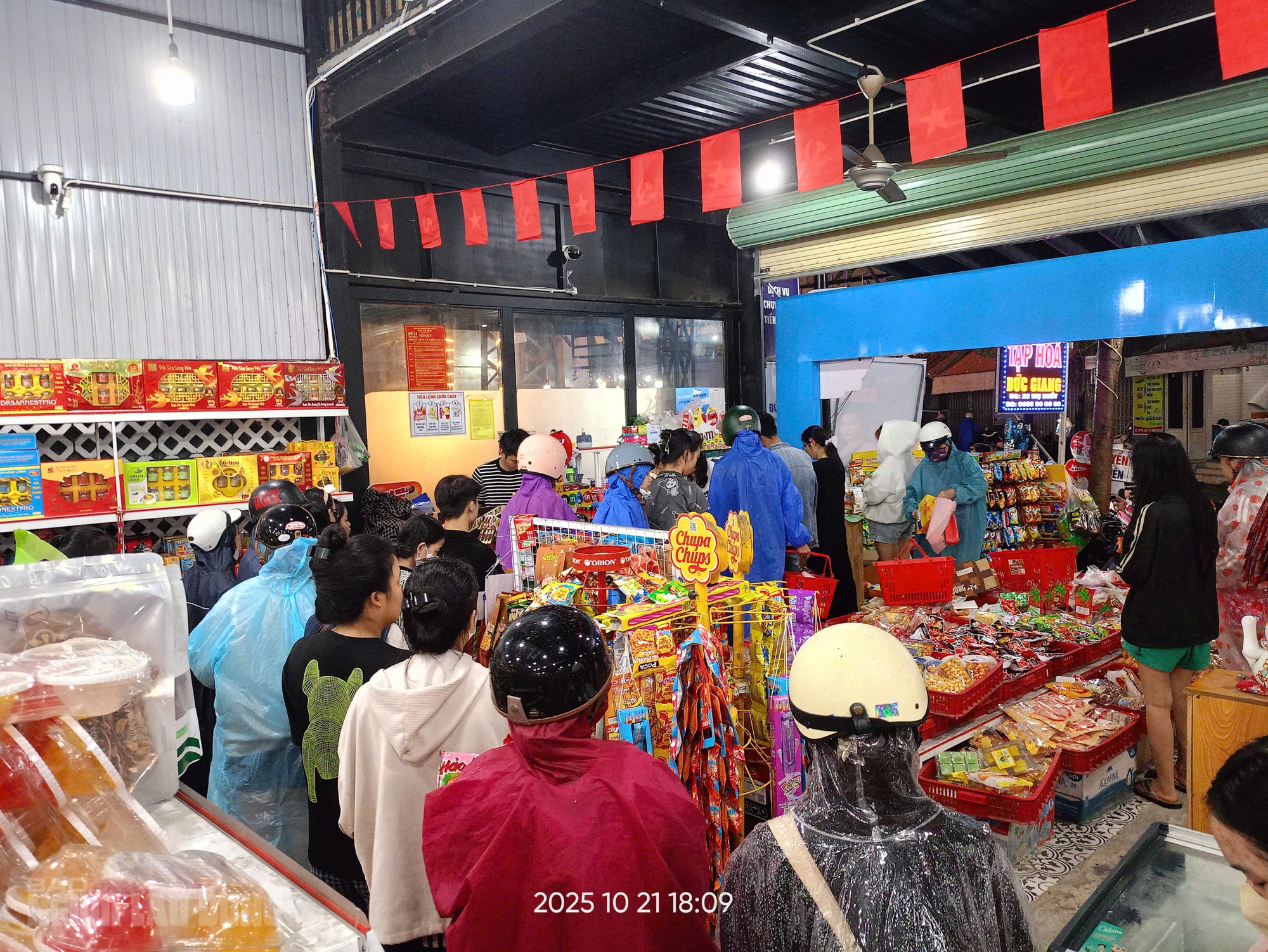 Người dân Đà Nẵng đổ xô mua lương thực tích trữ trước bão số 12 Fengshen - Ảnh 2.