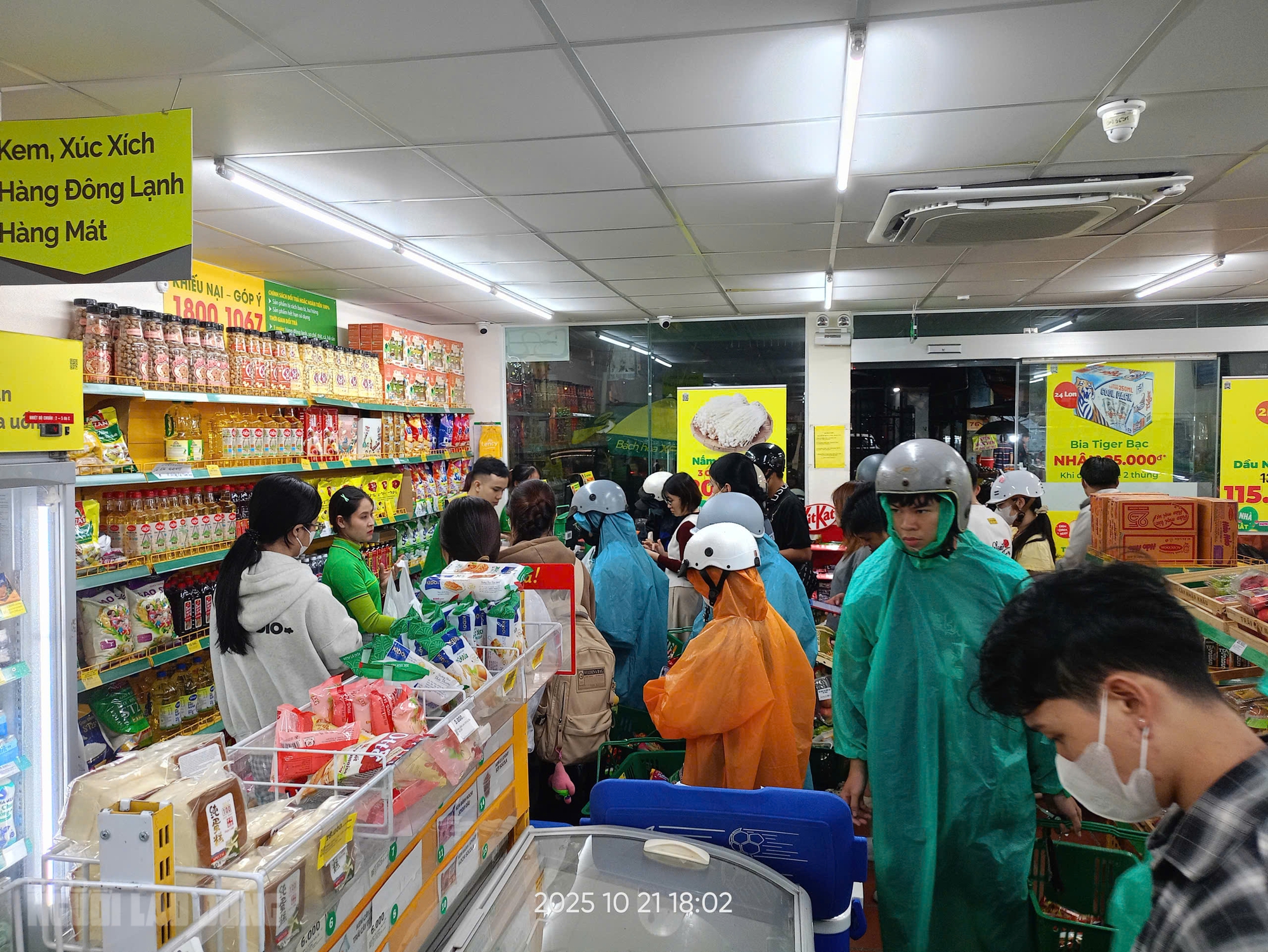 Người dân Đà Nẵng đổ xô mua lương thực tích trữ trước bão số 12 Fengshen - Ảnh 4.