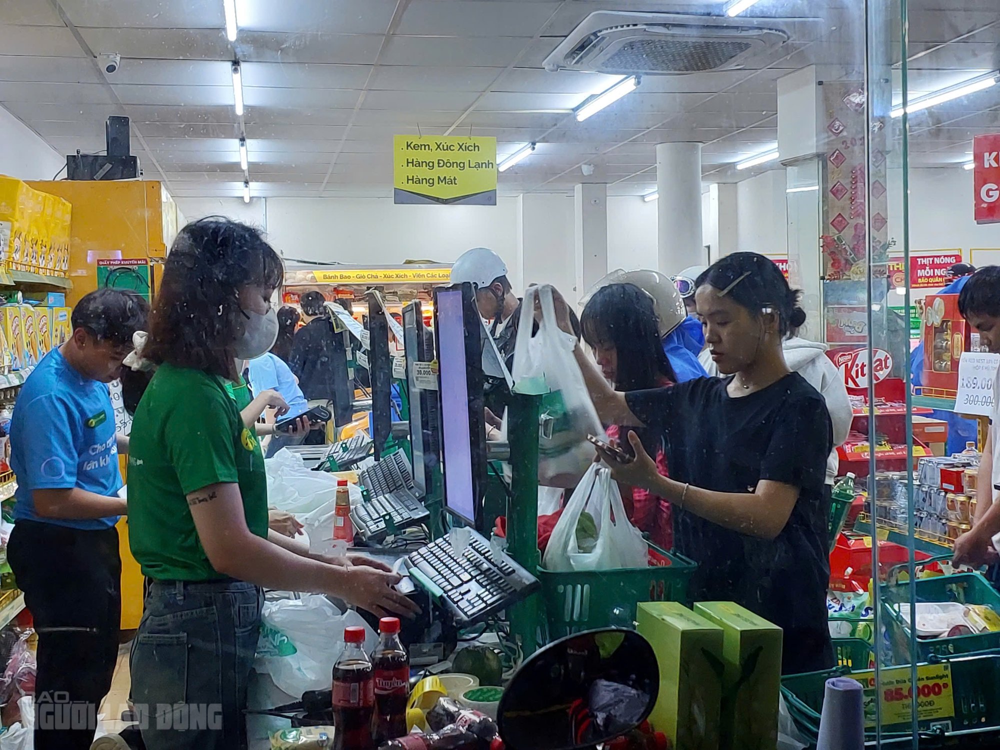 Người dân Đà Nẵng đổ xô mua lương thực tích trữ trước bão số 12 Fengshen - Ảnh 5.