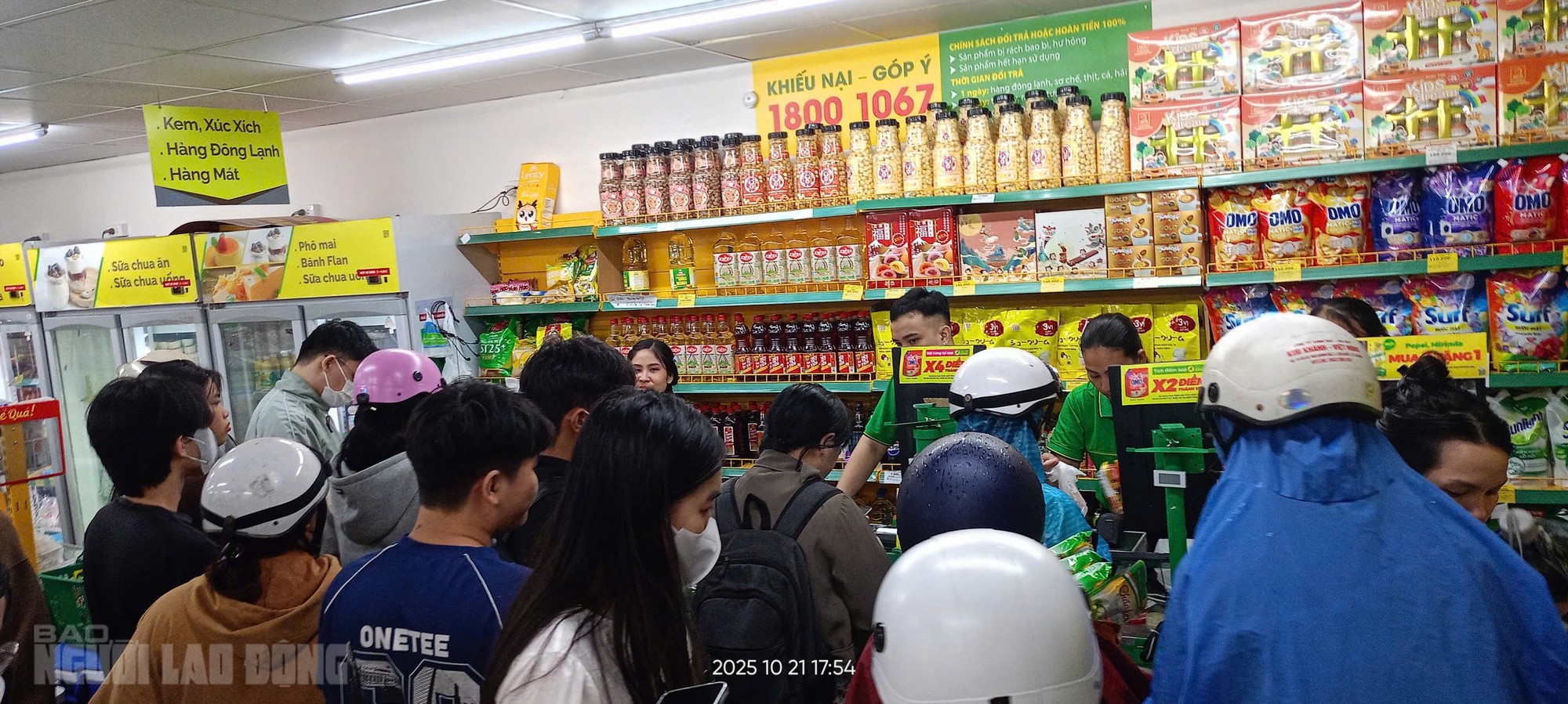 Người dân Đà Nẵng đổ xô mua lương thực tích trữ trước bão số 12 Fengshen - Ảnh 6.