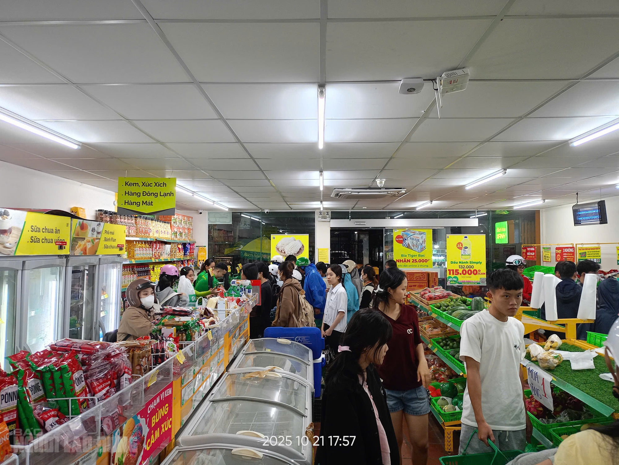 Người dân Đà Nẵng đổ xô mua lương thực tích trữ trước bão số 12 Fengshen - Ảnh 7.