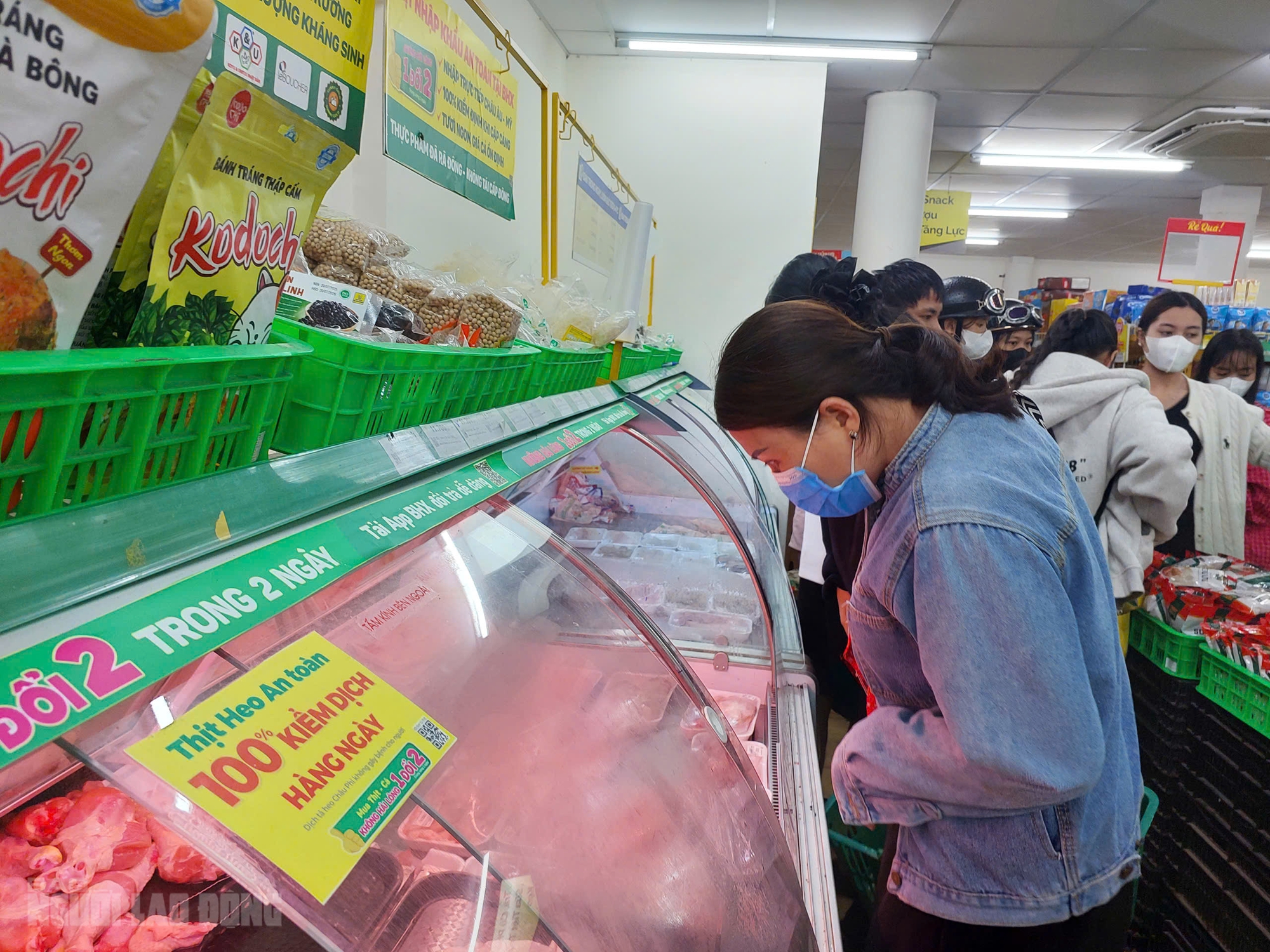 Người dân Đà Nẵng đổ xô mua lương thực tích trữ trước bão số 12 Fengshen - Ảnh 9.