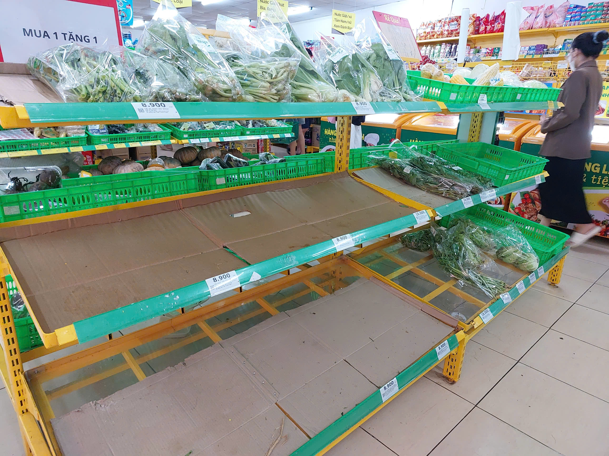 Người dân Đà Nẵng đổ xô mua lương thực tích trữ trước bão số 12 Fengshen - Ảnh 11.