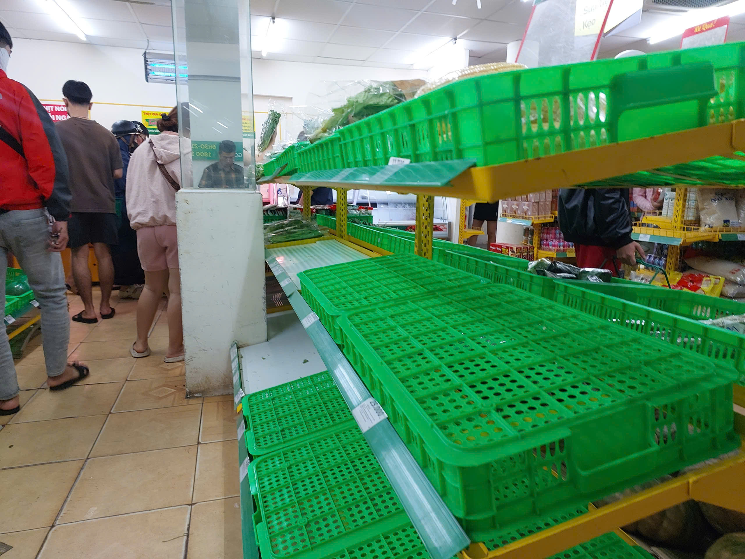 Người dân Đà Nẵng đổ xô mua lương thực tích trữ trước bão số 12 Fengshen - Ảnh 12.