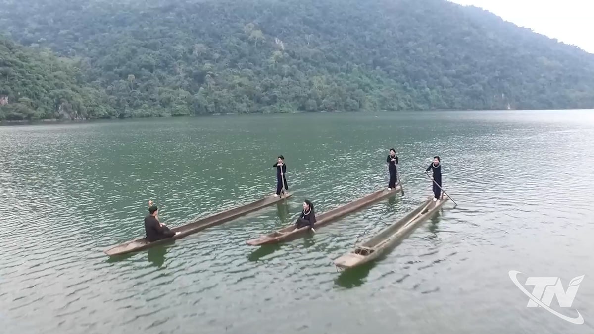 Coc Toc village art troupe serves Then singing for tourists on Ba Be lake.