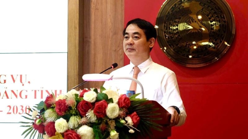 O secretário provincial do Partido de Khanh Hoa, Nghiem Xuan Thanh, fala na conferência.