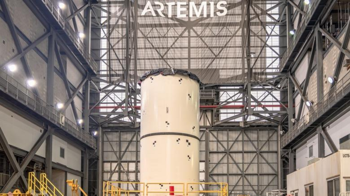 Artemis III-raketen monteras vid Kennedy Space Center, vilket markerar NASAs djärva steg framåt i sin resa för att återföra människor till månen. (Källa: Shutterstock)