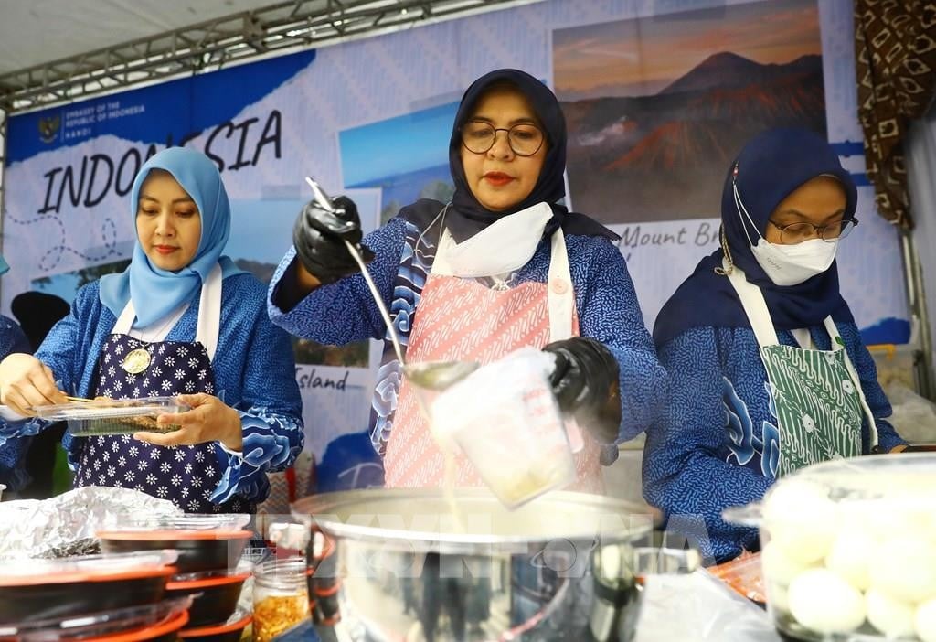 Phụ nữ Indonesia đang nấu món súp truyền thống nổi tiếng của xứ vạn đảo.