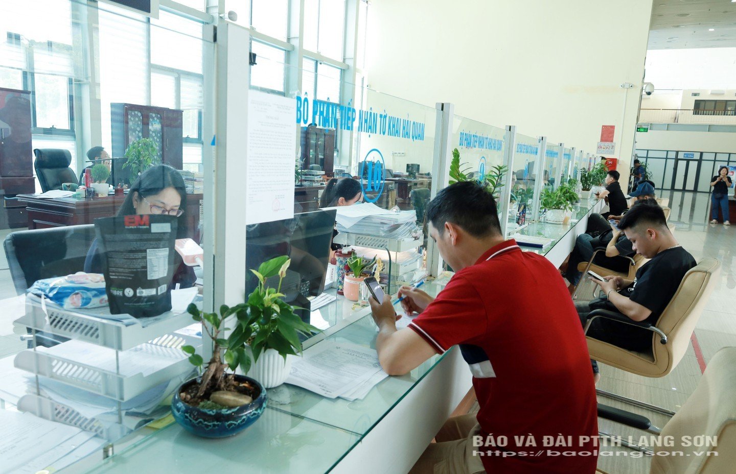 Import-eksportbedrifter erklærer prosedyrer ved Huu Nghi International Border Gate Customs