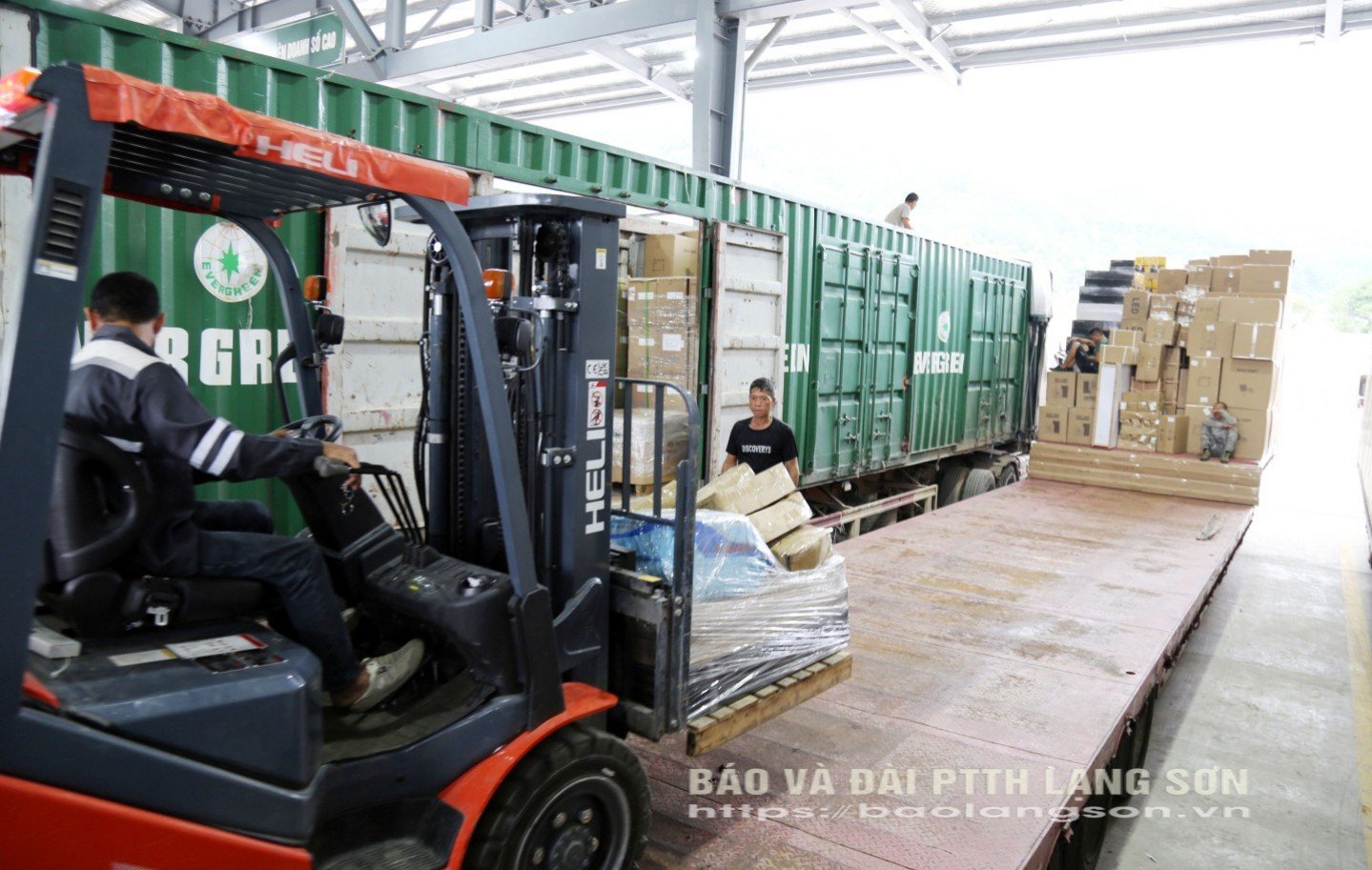 Import- og eksportvarer gjennom Chi Ma grenseport lastes på lageret til Chi Ma HTT General Import-Export Services Joint Stock Company.