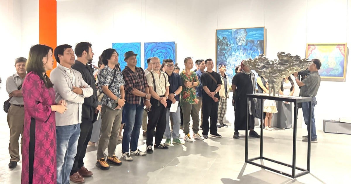Nghệ sĩ nước ngoài hội ngộ tại Việt Nam cùng triển lãm nghệ thuật 'Lotus Van 2025'