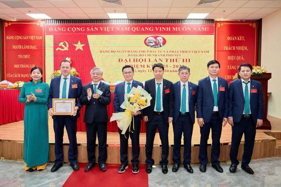 bch-dang-bo-bidv-pho-nui-nhan-giay-khen-hoan-thanh-xuat-sac-nam-2025-cua-dang-uy-ngan-hang-tmcp-dau-tu-va-phat-trien-viet-nam.jpg
