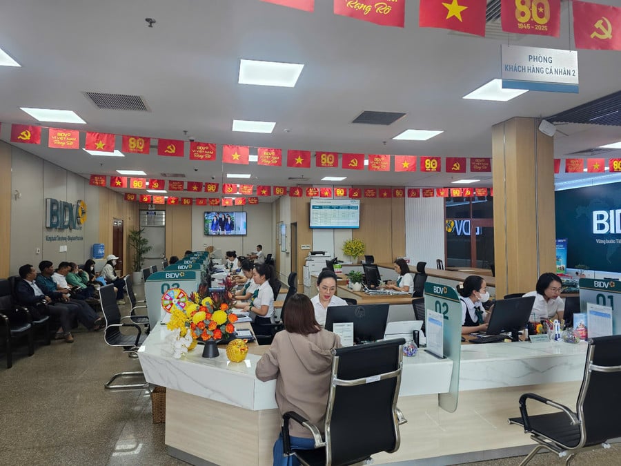 quay-giao-dich-bidv-chi-nhanh-pho-nui.jpg