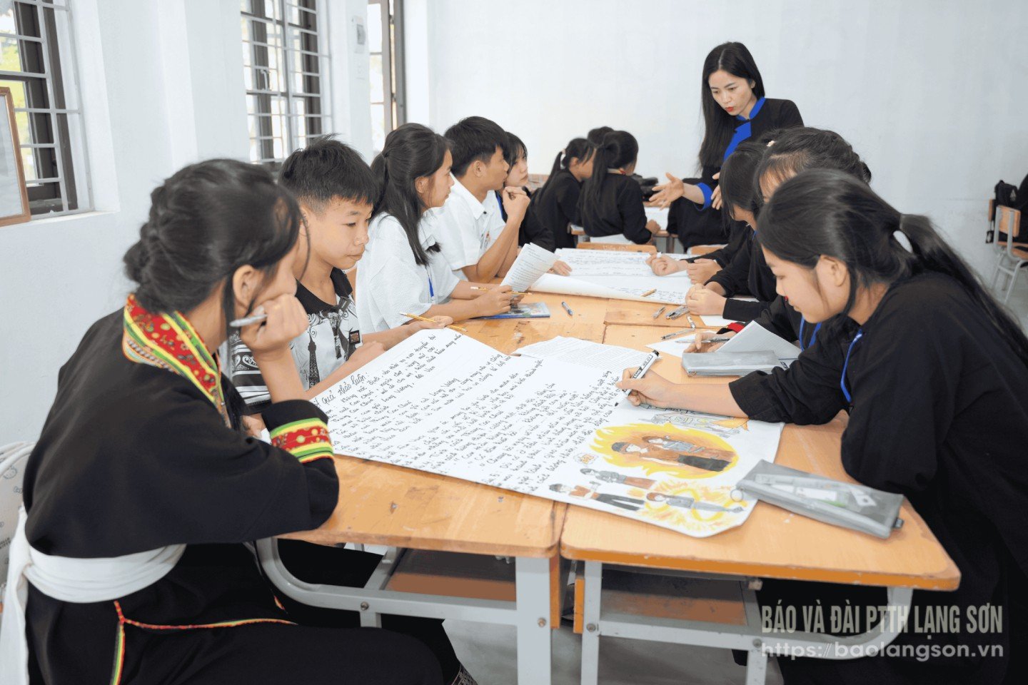 Elever på Bac Son Secondary and High School for Ethnic Minorities diskuterar innehållet i lokala utbildningslektioner.