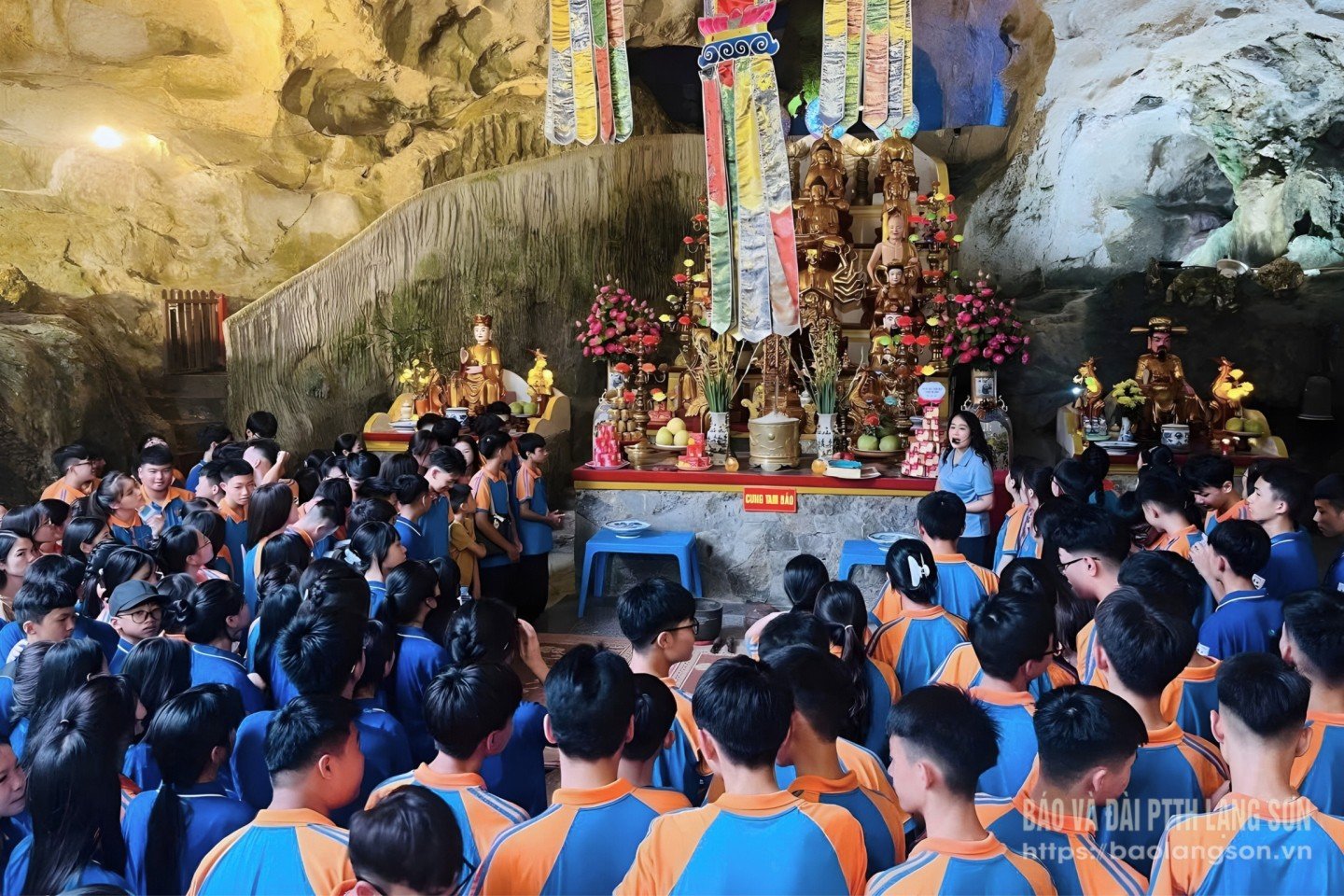Elever från Hoang Van Thu High School i Dong Kinh-distriktet besöker och lär sig om relikplatserna Tam Thanh-pagoden och Tam Thanh-grottan.