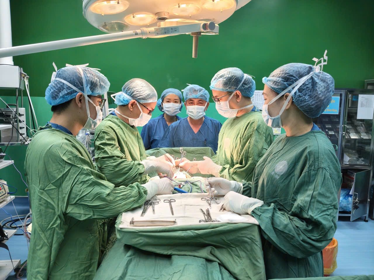Ê kíp bác sĩ tiến hành ca phẫu thuật cho bệnh nhân H. Ảnh: L.H