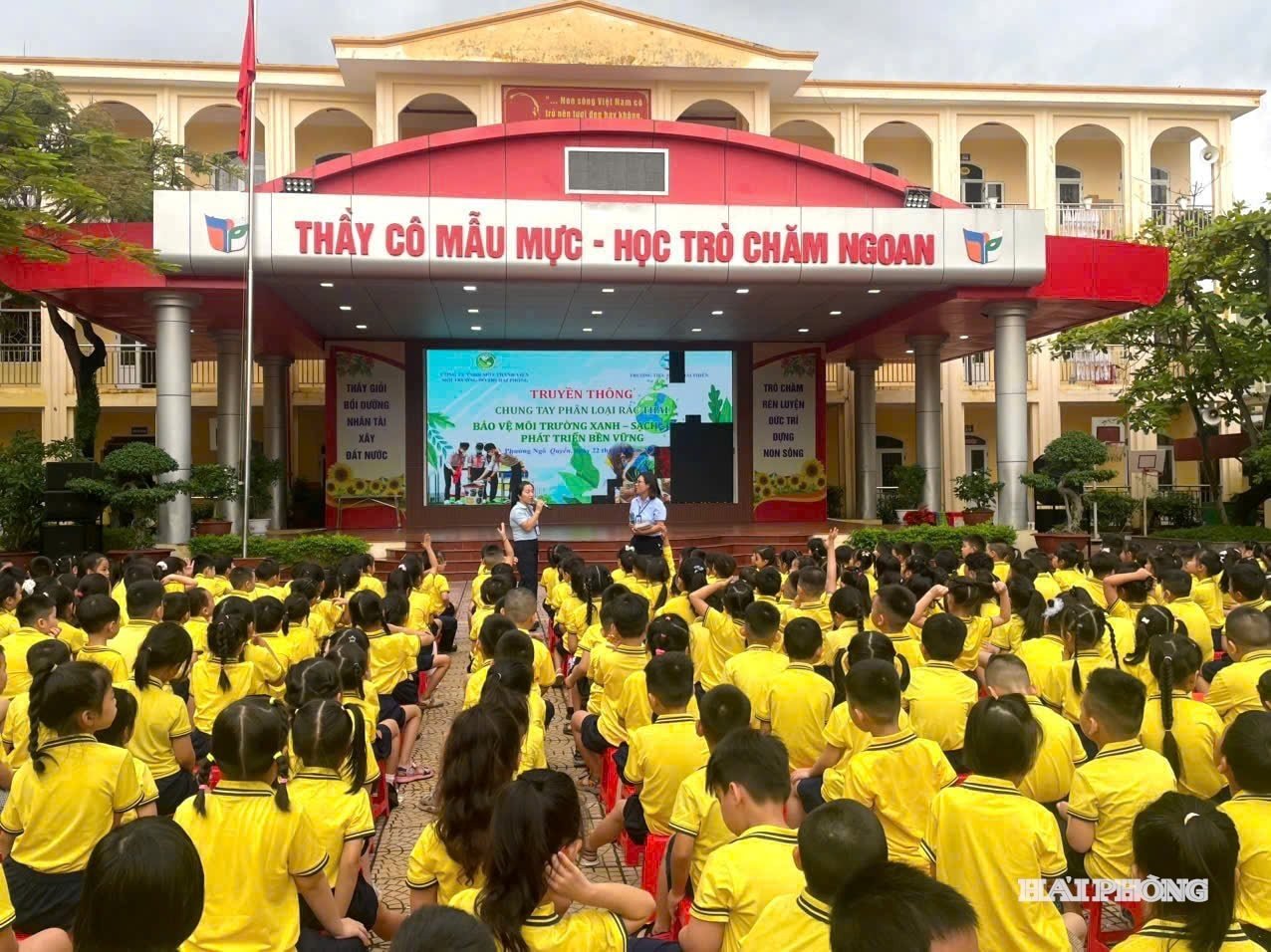 Propaganda zur Klassifizierung von Hausmüll an der Quelle an der Thai Phien Grundschule