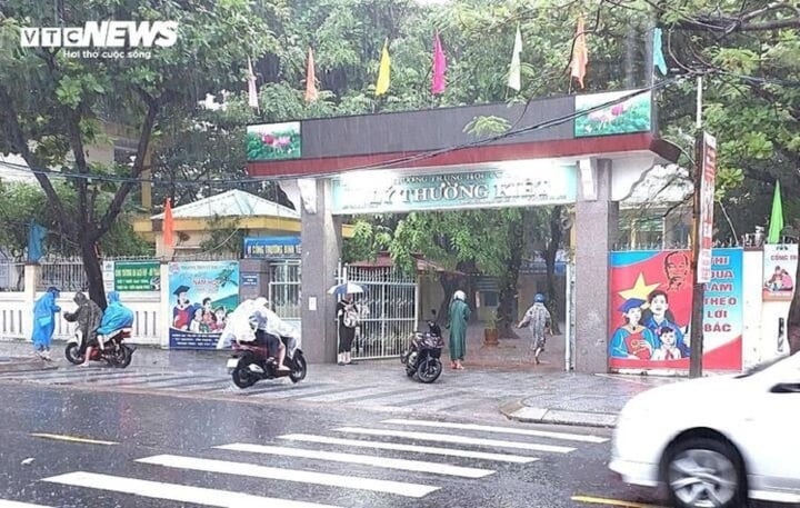 תלמידים בעיר דא נאנג אינם מבית הספר החל משעות אחר הצהריים של ה-22 באוקטובר.