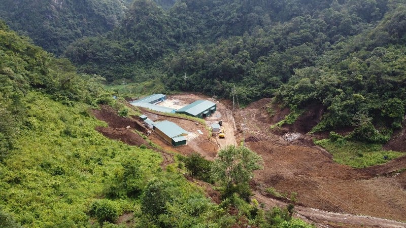 Em uma área de mais de 3 hectares de terra nivelada e aterrada sem documentos aprovados para mudança de uso do solo, a empresa construiu muitas casas e fábricas. (Foto: TUAN SON)