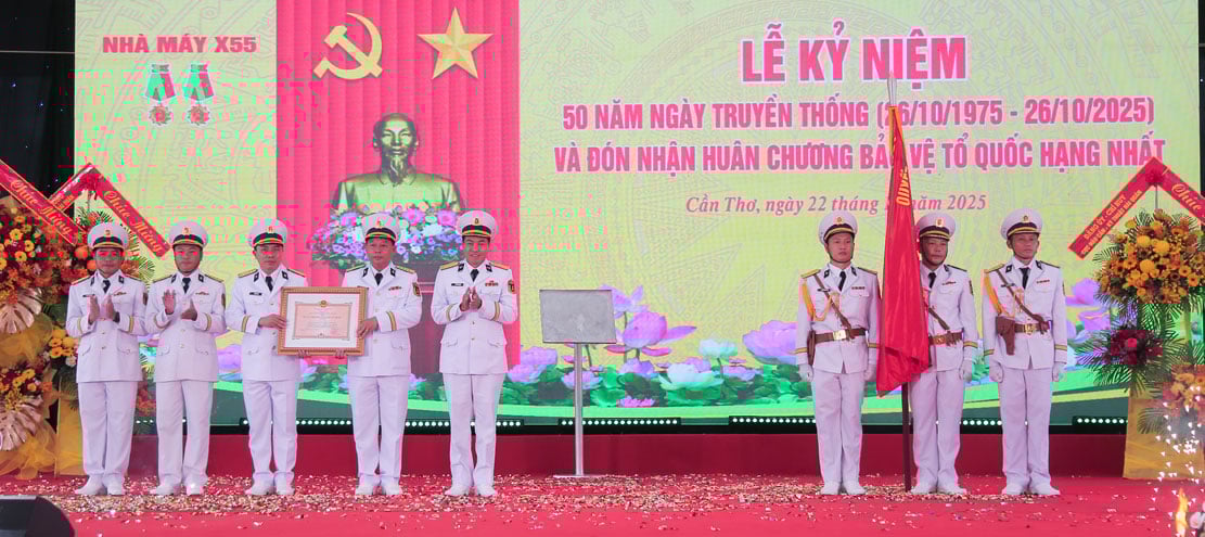 El coronel Le Hong Quang, director y jefe del Departamento de Logística e Ingeniería Naval, recibió la Medalla de Protección de la Patria de Primera Clase.