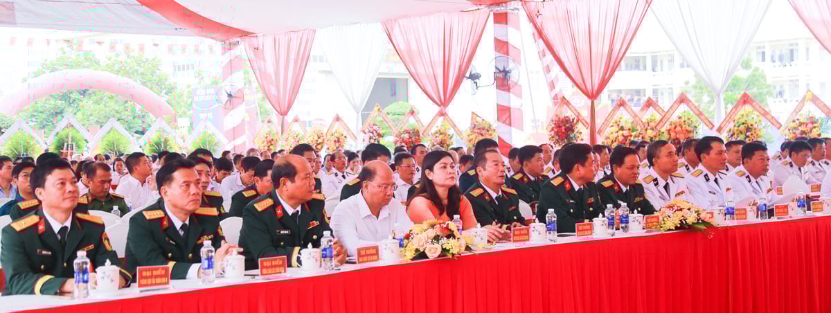 Los delegados asistieron a la celebración del 50° aniversario de la Fábrica X55 y recibieron la Medalla de Protección de la Patria de Primera Clase.