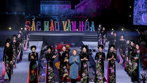 Designer Viet Hung creates with Hue five-panel dress