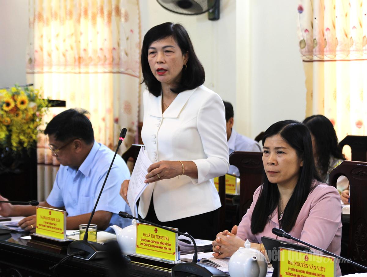 Pham Thi Minh Xuan, a Tartományi Népi Tanács alelnöke számos határozattervezet tartalmához fűzött megjegyzéseket.