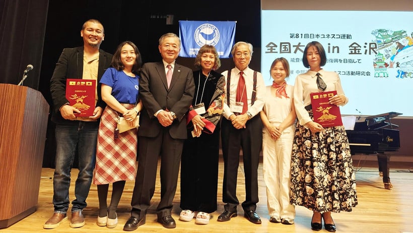 O diretor geral Nguyen Thi Thu Hoai e o artista Le Huu Hieu (esquerda e direita) e o comitê organizador do programa. (Foto: NVCC)