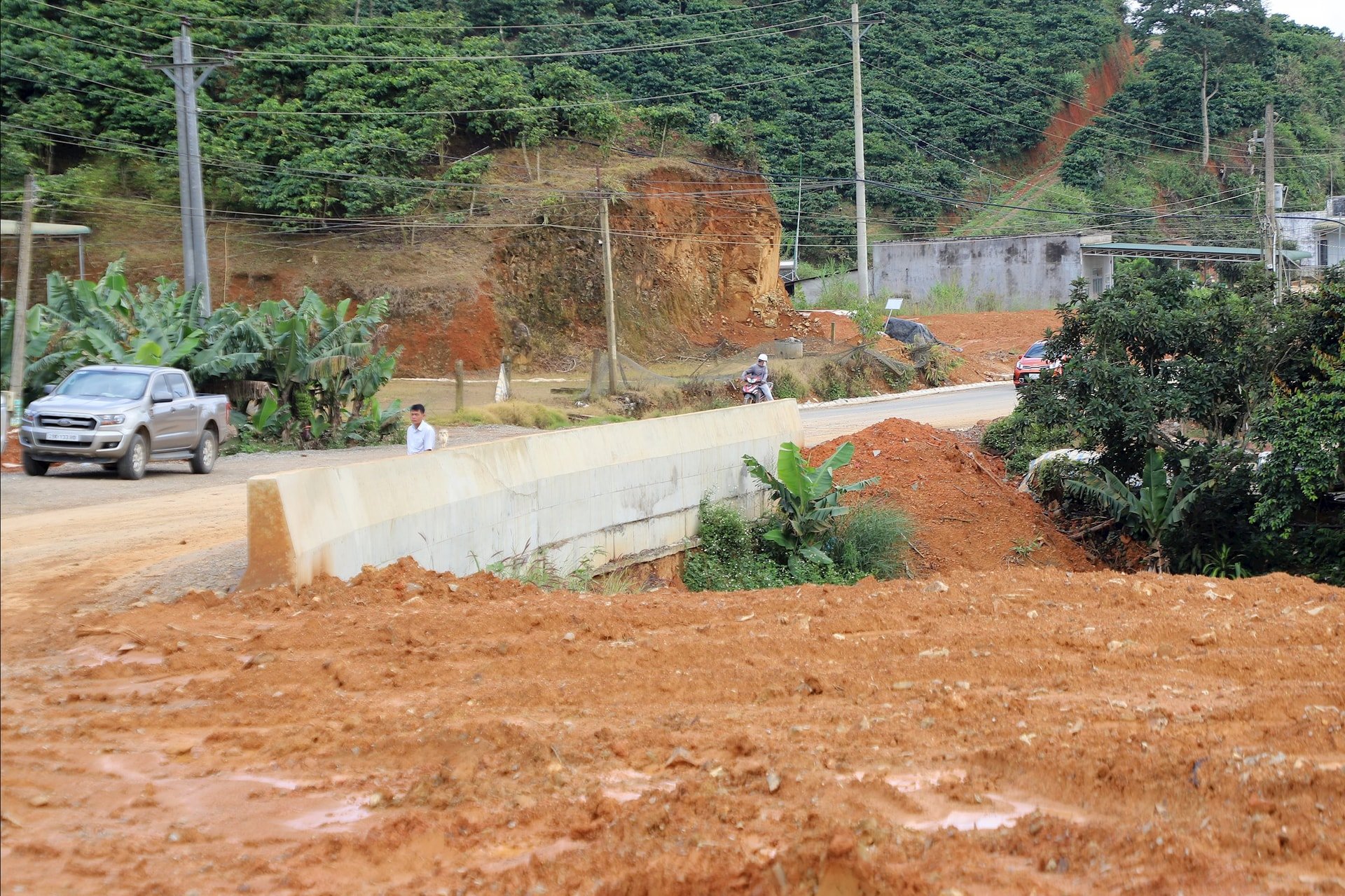 ルートの一部の区間では用地の整地が滞っており、工事の進捗に影響が出ている。