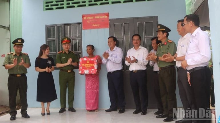 ndo_br_can-nha-moi-khang-trang-voi-ket-cau-ba-cung-la-noi-an-cu-cho-nhung-hoan-canh-dac-biet-kho-khan-o-ca-mau-giup-ho-som-on-dinh-cuoc-song-uon-len-phat-trien-kinh-te-gia-dinh-6753.jpg