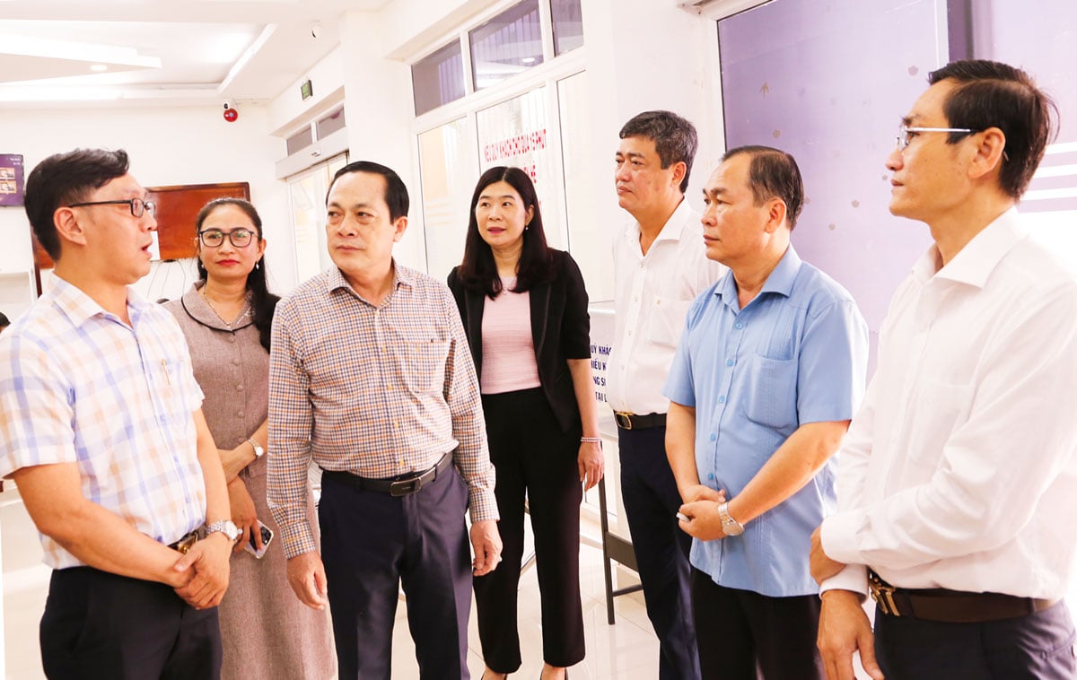 Members of the working delegation learned about activities at the Tra Vinh Ward Public Administration Service Center.