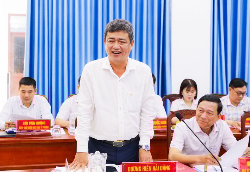 Comrade Duong Hien Hai Dang - Provincial Party Committee member, Secretary of Tra Vinh Ward Party Committee informed about the Party building work of the ward.