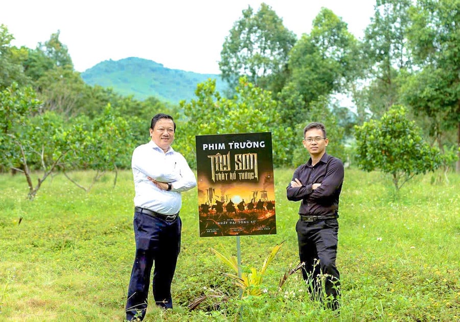 dao-dien-vo-duc-bia-phai-va-co-van-du-an-phim-phan-phuc-bia-trai-trong-chuyen-khao-sat-chon-phim-truongjpg.jpg