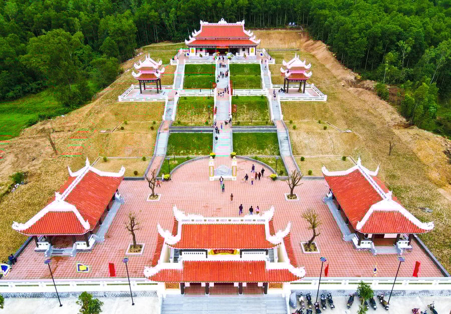den-tho-dai-tu-do-vo-van-dung-cung-la-boi-canh-quay-phim-tay-son-that-ho-tuongjpg.jpg