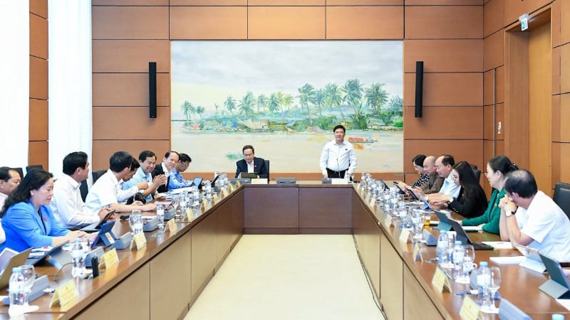Les députés de l'Assemblée nationale discutent en groupes de la loi sur la fonction publique (modifiée). (Photo : Duy Linh)