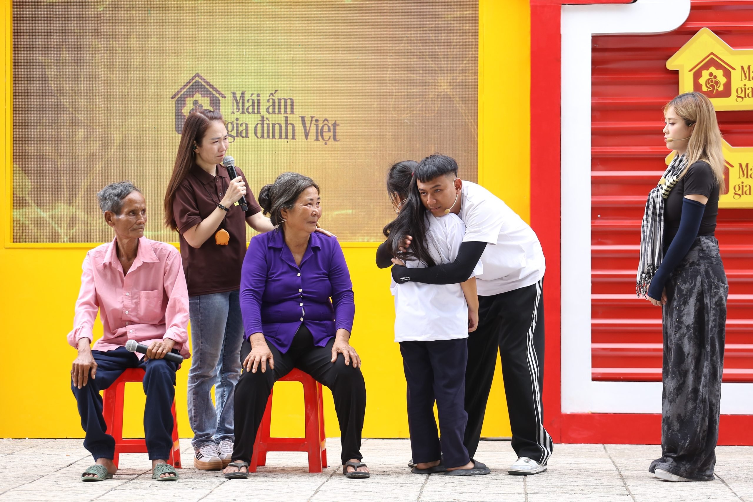 Actorul Thai Vu a fost emoționat să o îmbrățișeze pe Nhu Quynh, imaginea amintindu-i de fiica sa și făcându-l să simtă și mai clar rezistența copilului orfan.
