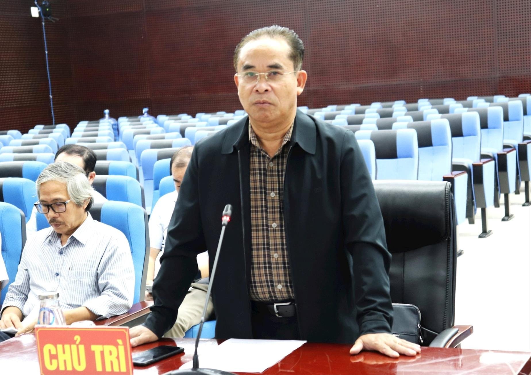 Der stellvertretende Vorsitzende des Stadtvolkskomitees, Tran Anh Tuan, spricht auf der Sitzung. Foto: NGOC HA