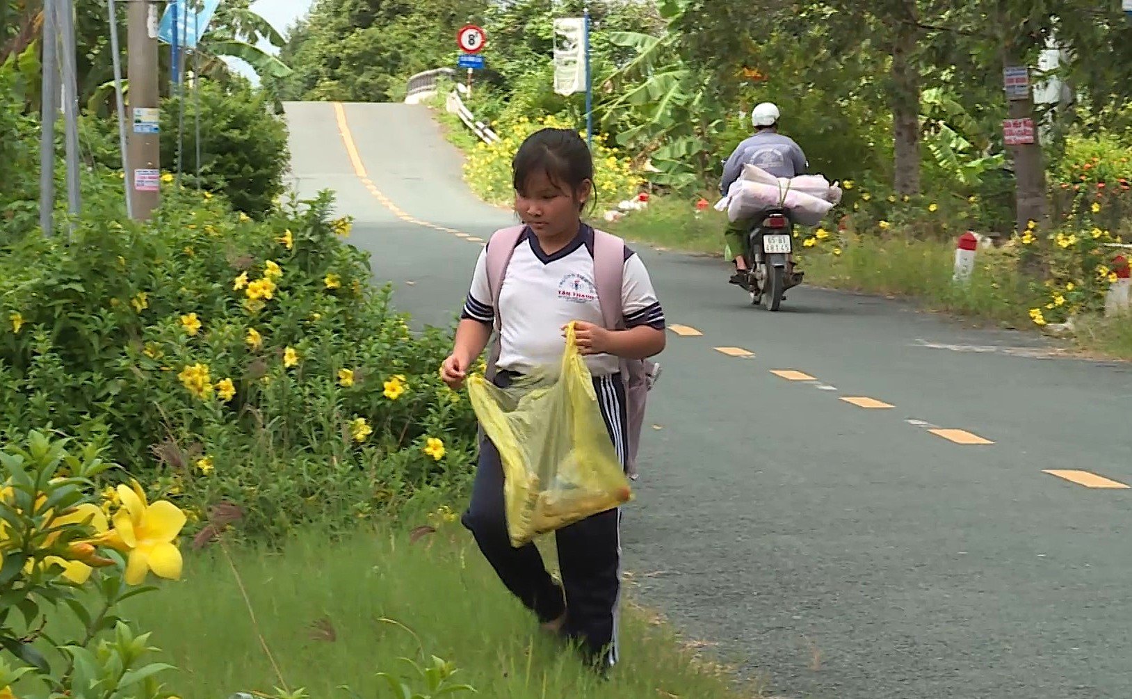 După școală, Nhu Quynh s-a întors în liniște spre casă, adunând sticle de plastic pentru a-și ajuta bunicii în vârstă.