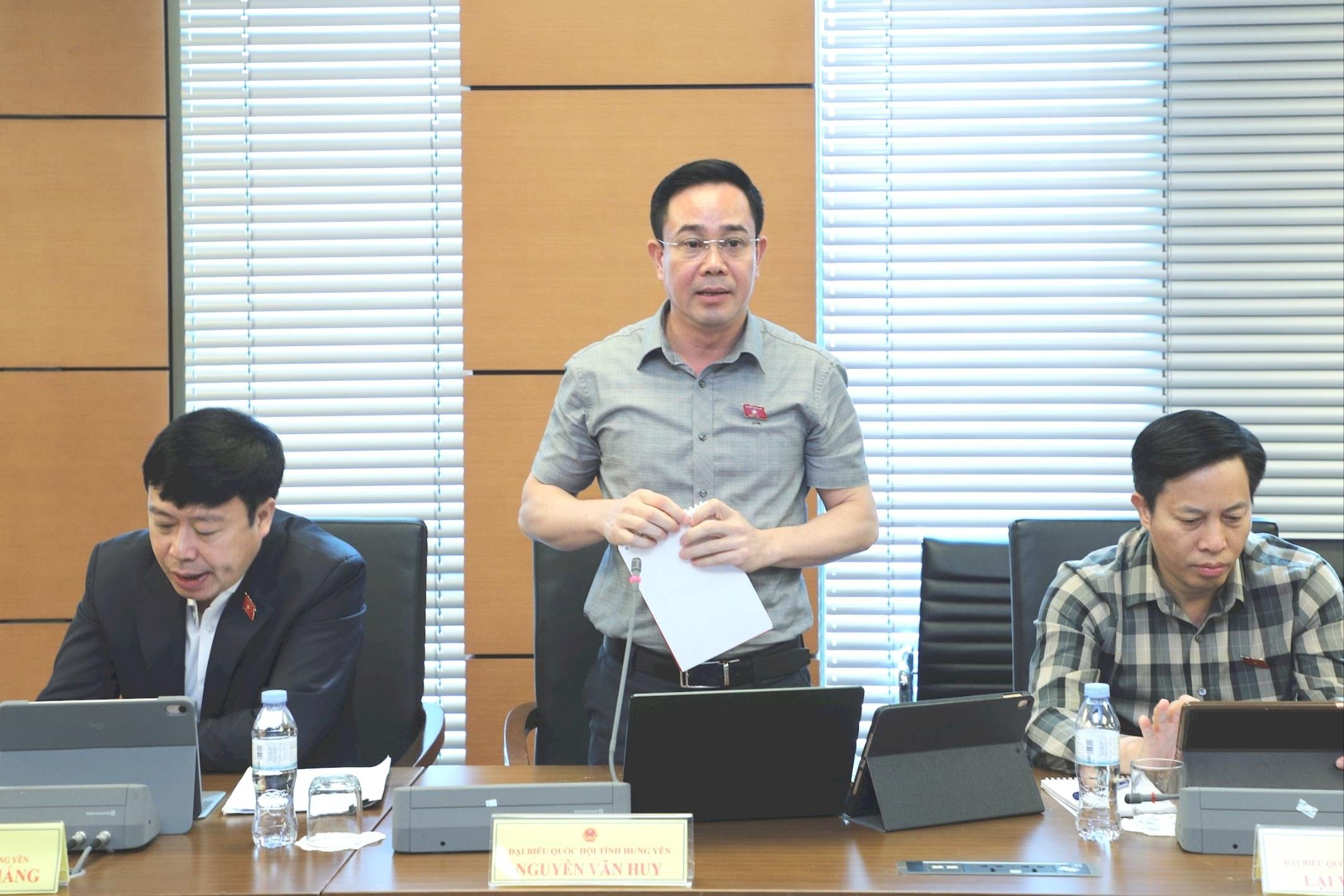 O representante Nguyen Van Huy, de Hung Yen, discursa na conferência (1).jpg