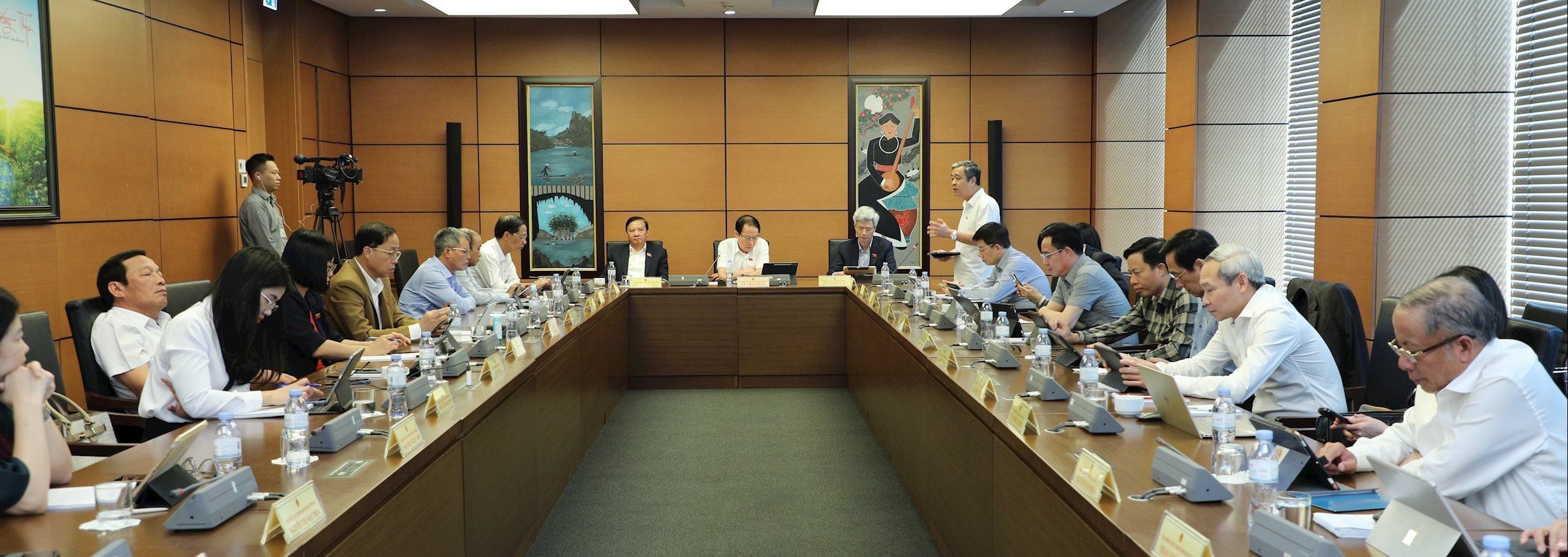 Delegados do grupo 9 (Hung Yen e Hai Phong City) discutiram no grupo.