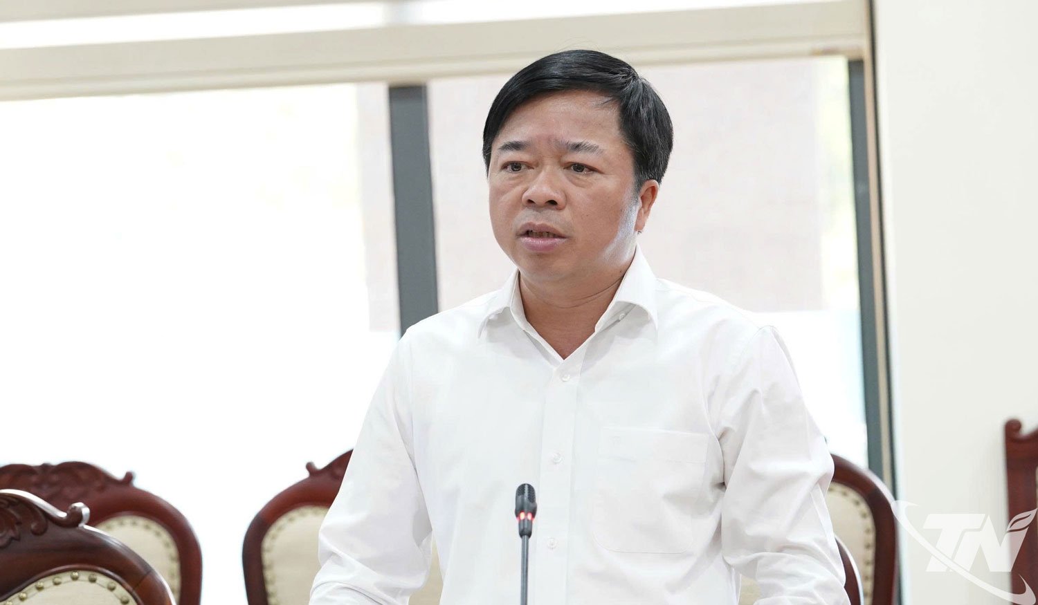 省党常務委員会委員、省人民委員会副委員長のブイ・ヴァン・ルオン同志が会議で演説した。