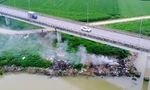 Lixo transborda sob a ponte valendo mais de 900 bilhões de VND