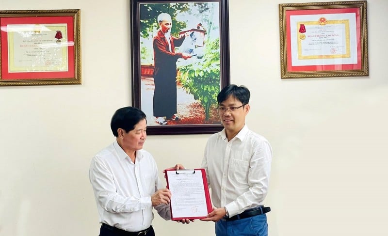 Chủ tịch Hội Làm vườn Việt Nam Lê Quốc Doanh trao quyết định bổ nhiệm cho ông Hoàng Đình Văn. (Ảnh: Kinhtenongthon)