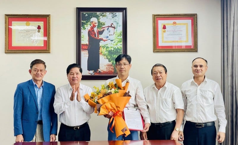 Lãnh đạo Hội Làm vườn Việt Nam và Tổng Biên tập Tạp chí Kinh tế nông thôn Lê Văn Thơm (ngoài cùng bên phải) chụp ảnh lưu niệm cùng ông Hoàng Đình Văn. (Ảnh: Kinhtenonghthon)