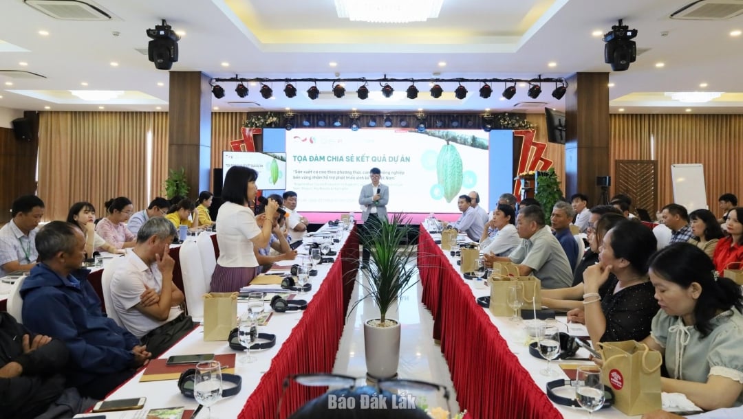Các đại biểu tham gia buổi tọa đàm.
