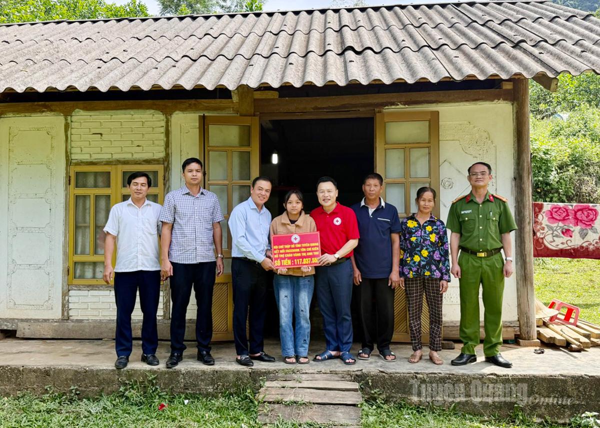 Leaders of the Provincial Red Cross Association and Tan My commune presented support money to Vang Anh Thu.