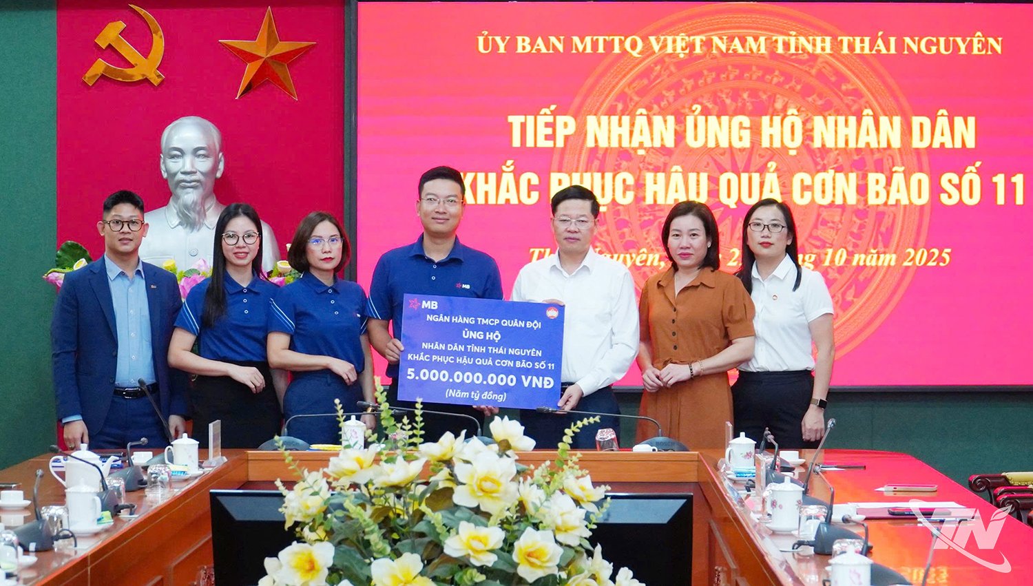 ສະຫາຍ ດິງກວາງຕ໋ຽນ, ຮອງເລຂາຄະນະພັກແຂວງ, ປະທານຄະນະບໍລິຫານງານສູນກາງແນວລາວສ້າງຊາດແຂວງ ໄດ້ມອບເງິນຈໍານວນ 5 ຕື້ດົ່ງຈາກທະນາຄານທະຫານ MB.