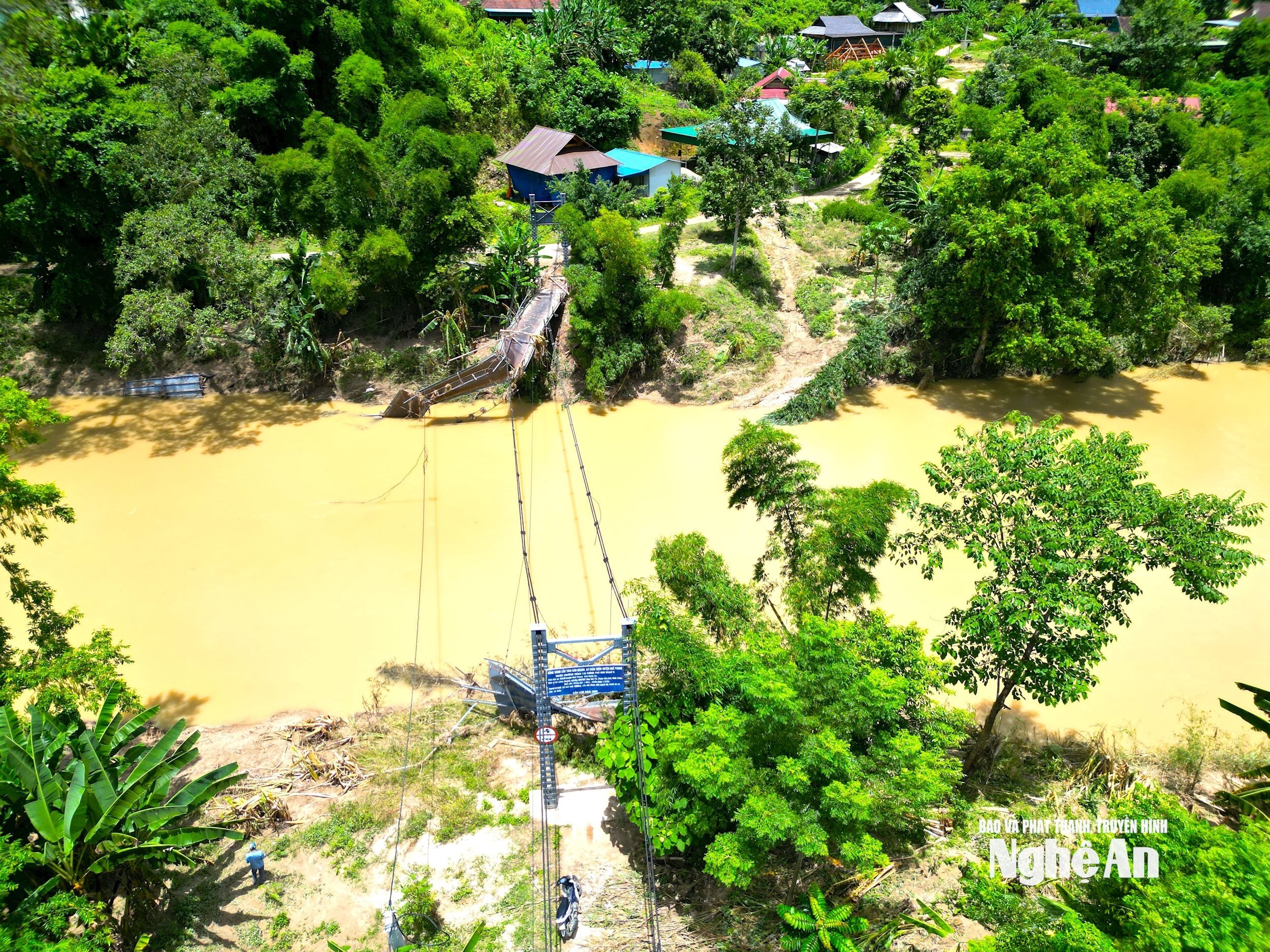 Die Hängebrücke Muong Quang in der Gemeinde Muong Quang wurde am 22. Juli von einer Flut weggespült. Foto: Van Truo
