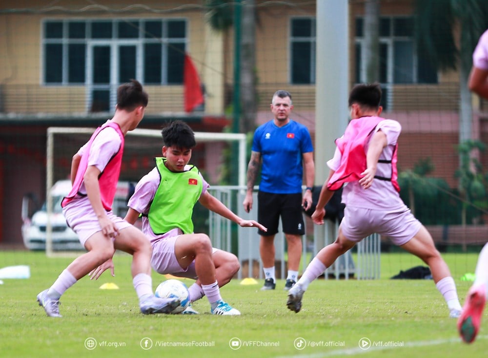 U17 Vietnam bereitet sich aktiv auf die asiatischen Qualifikationsspiele vor - Foto 3