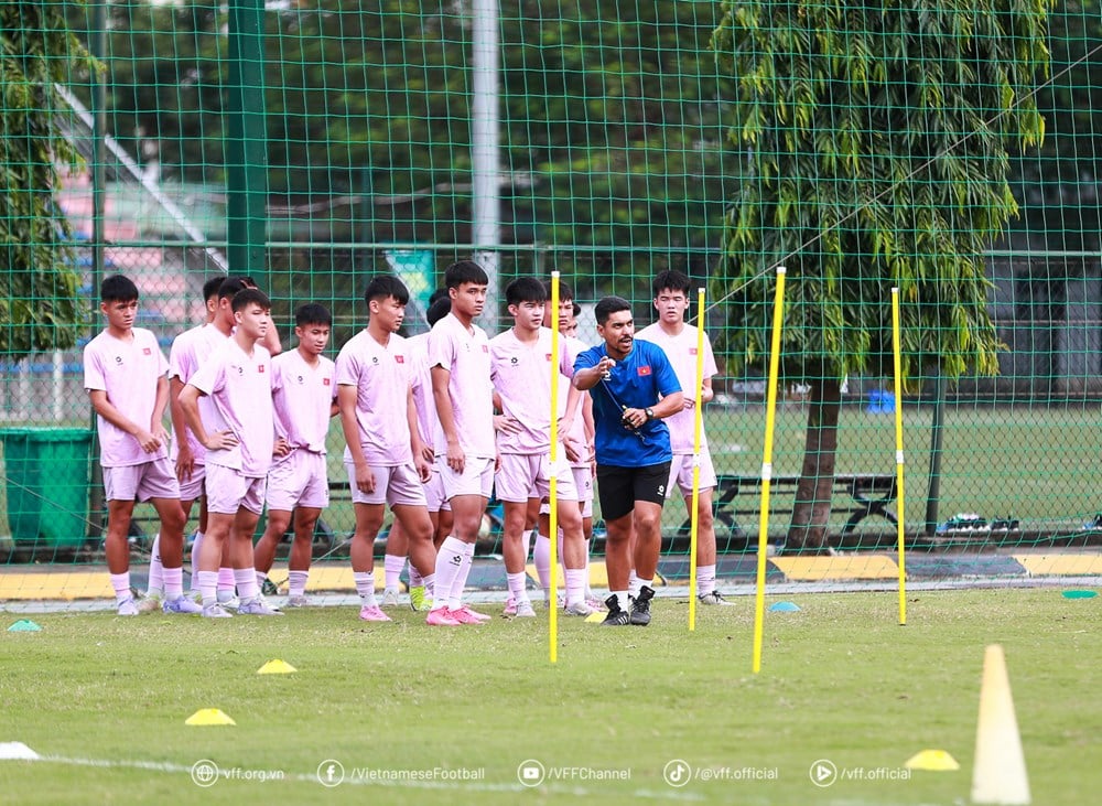 U17 Vietnam bereitet sich aktiv auf die asiatischen Qualifikationsspiele vor - Foto 1